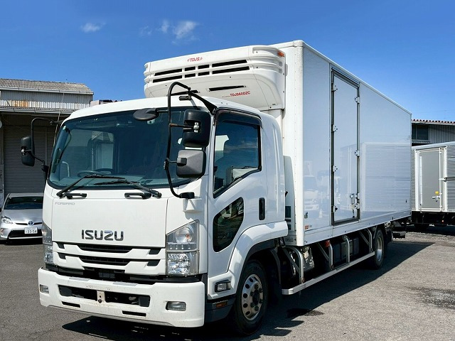 フォワード冷蔵冷凍車