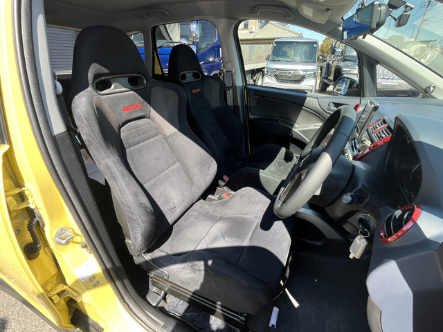 純正レカロシート装着車です。しっかりと身体をホールドします。スレもなく良い状態です。