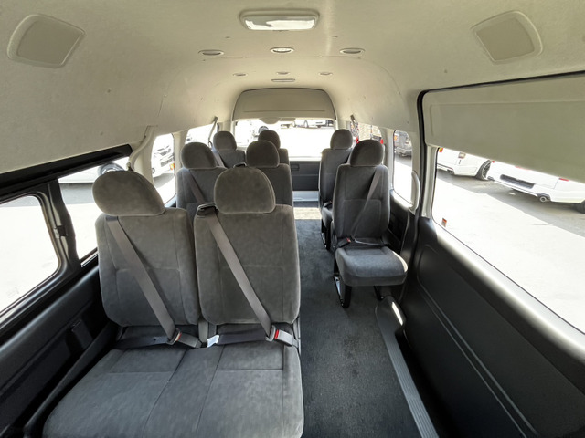 グランドキャビンの魅力は最大10名乗り状態+広々としたラゲッジスペースを確保できる点ですね(^^♪趣味・アウトドアからお仕事・送迎など幅広いシーンで活躍する訳ですね★