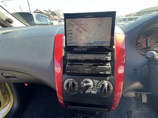 カロッツェリアナビ装着車です。
