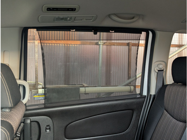 2��ڂ̃X���C�h�h�A�K���X�ɂ͎��[���̃T���V�F�[�h�𑕔��B���������������Ȃǂɂ͉��K�ȑ����ł��B