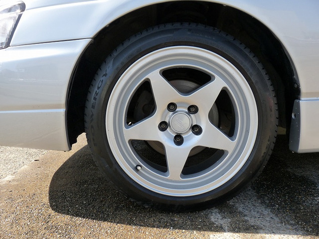 �����E�X�g���[�_+17�C���`�A���~�z�C�[����NEW�^�C���s�����[225/45R17�𑕒����Ă��܂��B