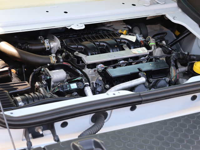 ��ʓI�ȃR���p�N�g�J�[�Ƃ͈قȂ�G���W�������A�ɐ�����Ƃ����C�m�x�[�V����[RR���C�A�E�g]�ɂ��z���𒴂����q�����ƍL���L���r���A�y�����ԕ��݂̏���萫�\����������Ă���܂�!!