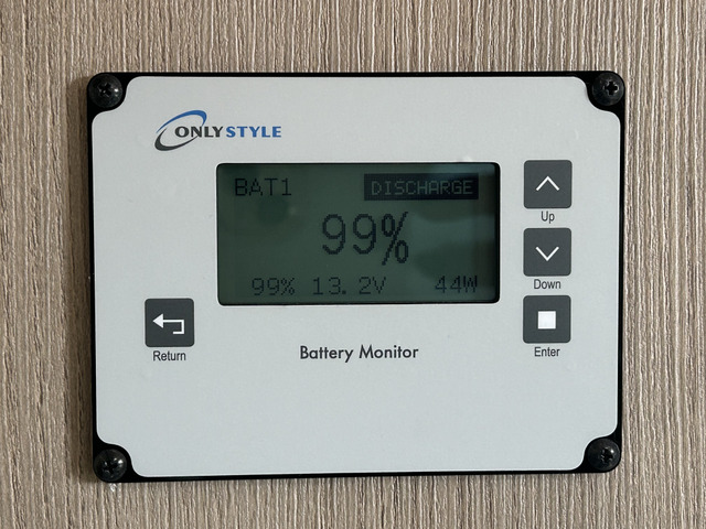 �o�b�e���[���j�^�[�͎c�ʁA�d���A�d�����`�F�b�N�ł���֗��ȃ��j�^�[�ł�!