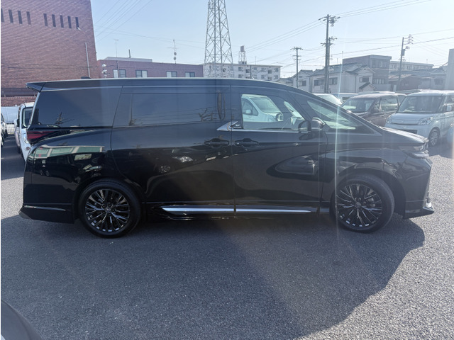 自動車保険もご相談ください。当店は三井住友海上、あいおいニッセイ同和損保の代理店です。保険担当が万一の際は連携を取って迅速にご対応致します。代車・レンタカーもご用意できますのでご安心ください。