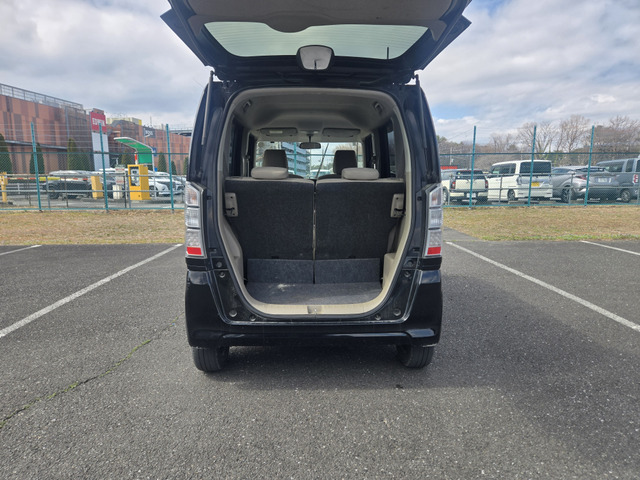 トランクも広々です。(支払総額19.8万円・圏内に限り・車検2年含まれています・タイミングチェーンですのでベルト交換必要ございません)