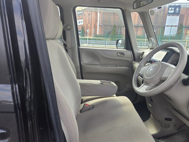 肘掛シート付きです。(支払総額19.8万円・圏内に限り・車検2年含まれています・タイミングチェーンですのでベルト交換必要ございません)