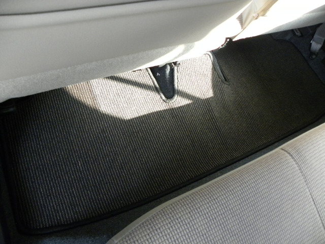 フロアマットは全席、傷みが少なく綺麗な状態です。