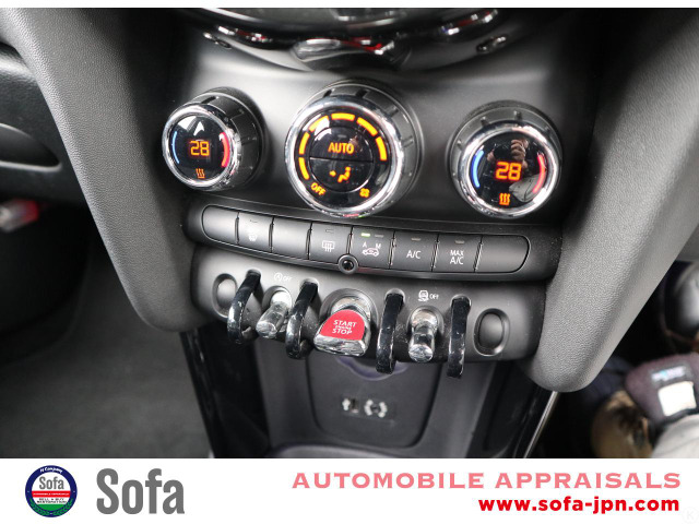 ���E�Ɨ��I�[�g�G�A�R��