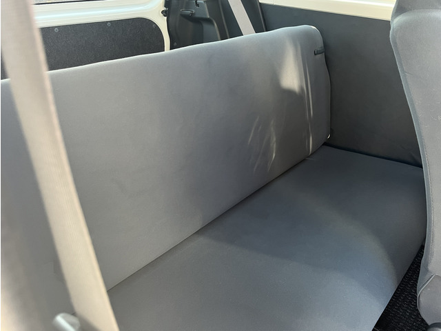 �Z�J���h�V�[�g�͖ڗ������j��Ȃǂ��Ȃ��Y��ȏ�Ԃł��B�����čL���͂Ȃ��ł����\���ȃX�y�[�X���m�ۂ��Ă���܂��B