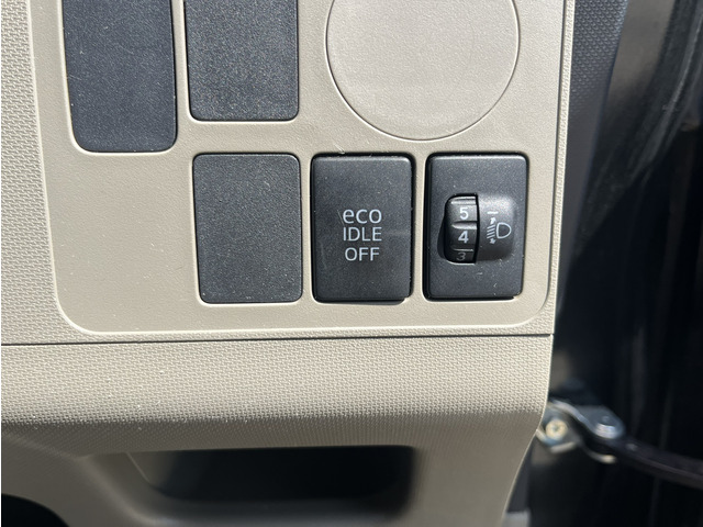 �R��ɍv������A�C�h�����O�X�g�b�v����������Ă���܂��B�ׂɂ̓w�b�h���C�g���x���C�U�[����������Ă���܂��B