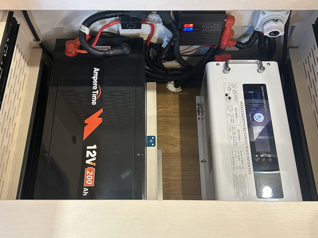 3000W�C���o�[�^�[ ���`�E���C�I���o�b�e���[200Ah!