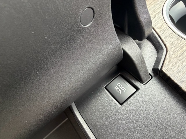 �Z���^�[�R���\�[���̓N�[���[BOX�ɂȂ�܂��B