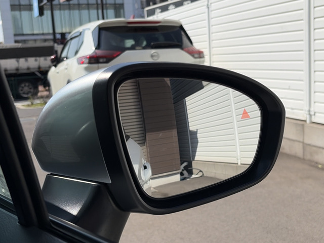 �y�u���C���h�X�|�b�g���j�^�[�z�h�A�~���[�ł̎��p�ƂȂ鍶�E����̎ԗ��Ȃǂ��Z���T�[�����m���A�������ݎ��̂Ȃǂ����O�ɖh���܂��B