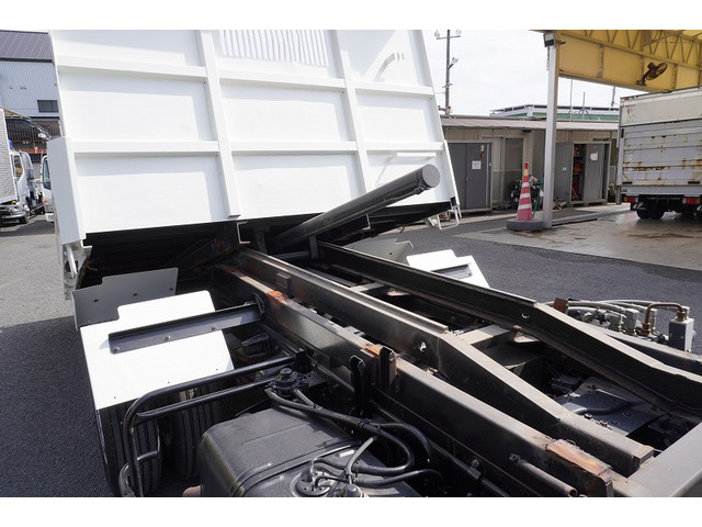 �V�Ԓ����������Ă���܂��B���g�p�̎ԂȂǂ����Ŕ[���������g���b�N����������u���Ă���܂��̂ł������������B