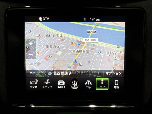 8.4�C���`�̃^�b�`�X�N���[�����̗p�����C���t�H�e�C�������g�V�X�e���ɂ�AppleCarPlay��AndroidAuto���ڑ��\�ƂȂ�Aharmankardon�T�E���h�V�X�e���������܂��B