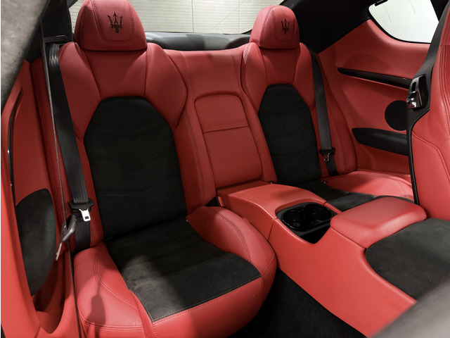 �g�p���̂Ȃ����A�V�[�g�B�^�]�ȑ��̃��o�[�X�C�b�`��ŃV�[�g�������i�[����Ȃւ̃A�N�Z�X���e�Ղł��B�㕔���Ȃɂ̓Z���^�[�A�[�����X�g��J�b�v�z���_�[�E�G�A�R���AUSB�|�[�g�ȂǏ[���̑������������܂��B