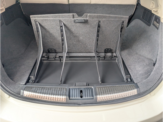 �����ɂ����[�ӏ�������̂ŁA�M�d�i���ԓ���A���q�l�̒��ւ��Ȃǐς߂ĕ֗��ł��B���̉���BOSE�T�E���h�V�X�e���̃E�[�n�[���ς܂�Ă܂��B