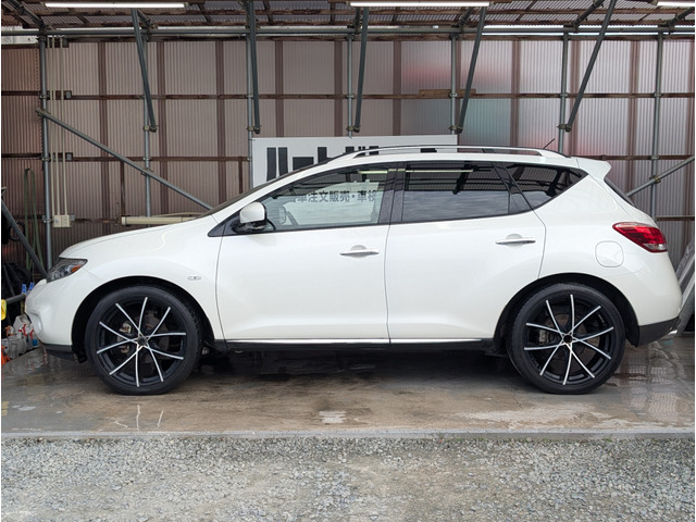 �T�C�h�r���[�̃V���G�b�g�������[�m�̐l�C�̃|�C���g�ł��B���炩�ȃ{�f�B�[���C�����Z�N�V�[�Ȉ�ۂł���