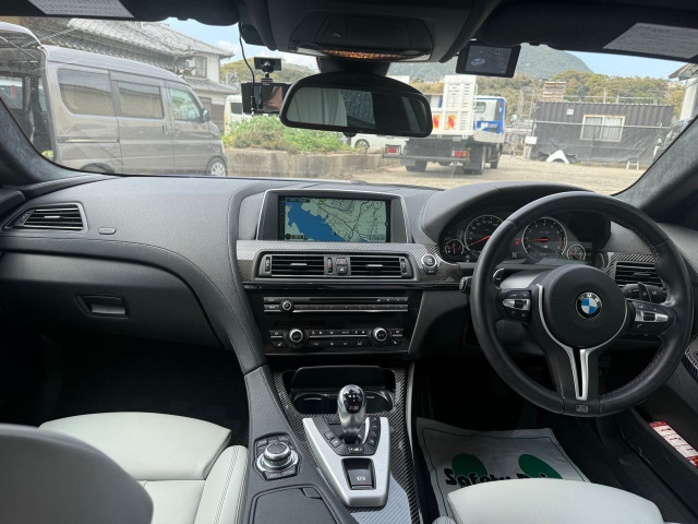 サンマリノブルーとホワイトグレーのレザーシートの相性が良い感じです。