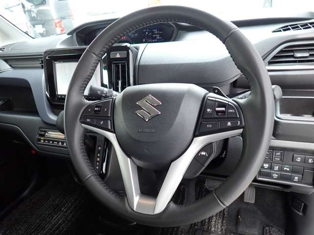 ★本革巻ステアリングホイール!しっとりと手に馴染む本革ならではの感触!確かな操作感!レーシング感覚で操れるパドルシフト搭載★