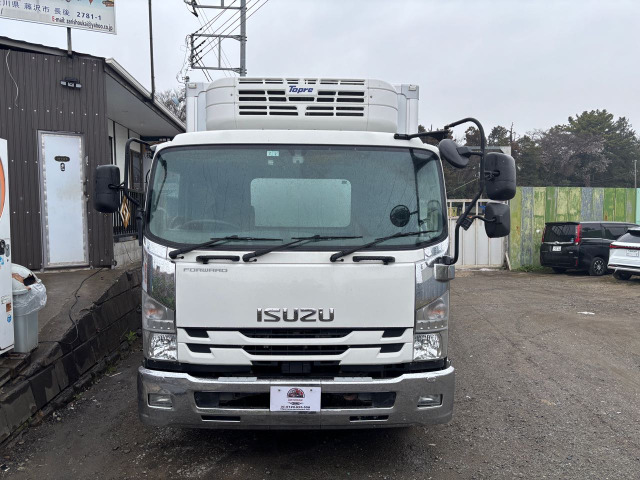 フォワード冷蔵冷凍車