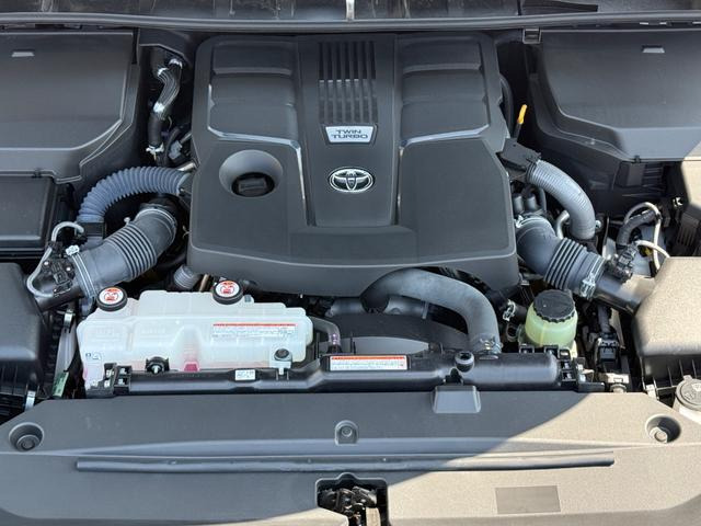 エンジンルーム内も大変綺麗な状態となります。ご納車前には各部点検整備も行います。