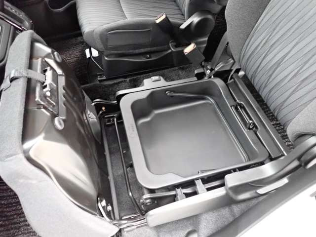 ☆シートアンダーボックス!小物を収納すれば車内スッキリ!助手席にスーパーの袋を置くと、ブレーキを踏んだ瞬間に倒れて散らばってしまう事ってありませんか?ここに買物袋を置けば、そんな心配も必要ありません☆