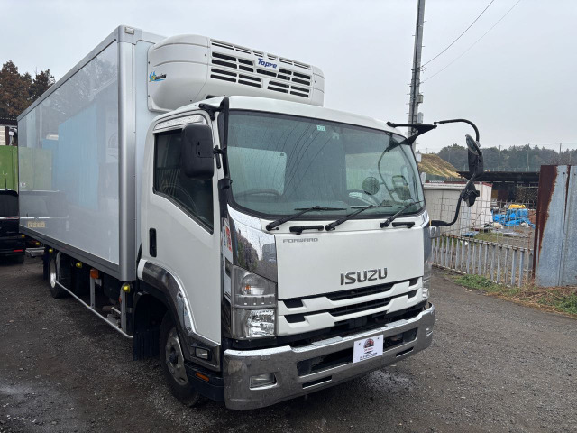 フォワード冷蔵冷凍車