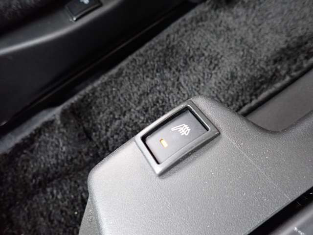 ☆シートヒーター装備!エアコンに比べて暖まるスピードが速いので冬でも快適に過ごせます。冷え性で悩まれている方にも◎、また、エアコンに比べて車内の空気が乾燥しにくいのも、嬉しいポイントです☆