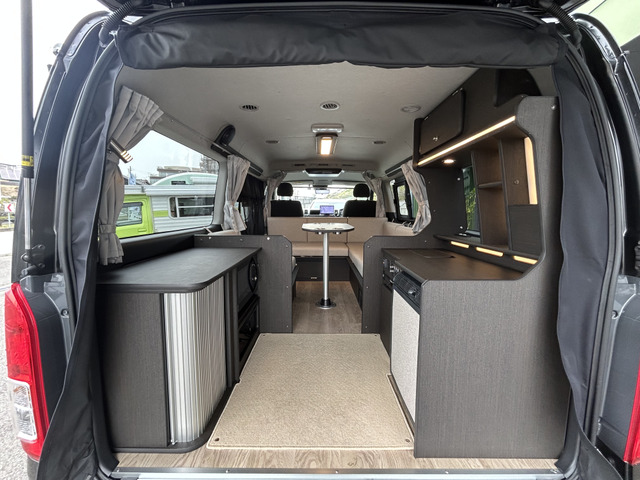 �傫�ȃo�b�N�h�A�ŉו��̏o��������y�X�ł�!