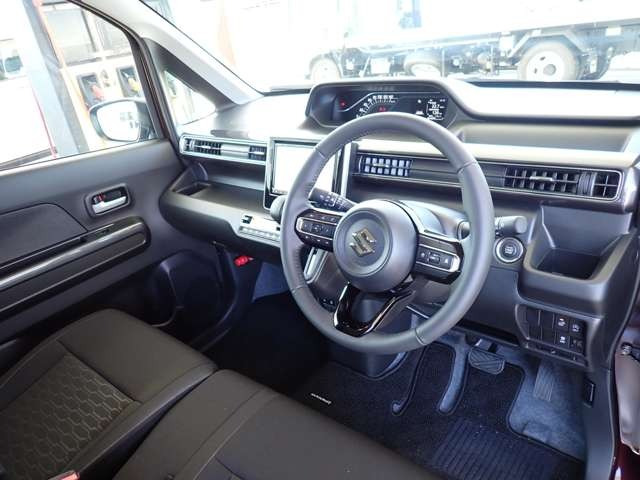 ��HYBRID ZX�ɂ̓X�e�A�����O�q�[�^�[��v���~�A��UV&IR�J�b�g�K���X���̗p�B����Ƀ{�f�B�Ɍ����ڒ��܂�ǉ����āA�Ïl���Ə��S�n����グ����Ă��܂���