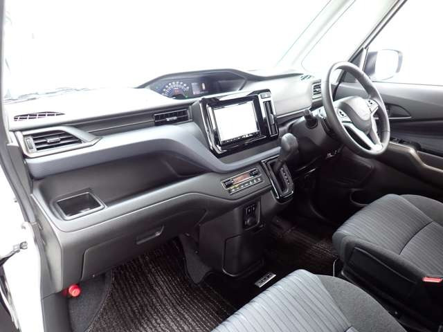 ☆ハイブリッド専用インテリア!ネイビーのインパネオーナメントやチタンシルバーのエアコンサイドルーバーガーニッシュ、ドアガーニッシュ、ブラックのインパネトレー☆