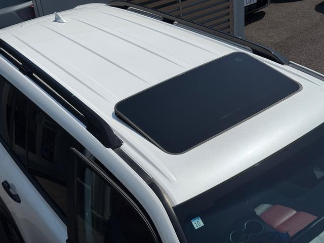 人気装備のサンルーフ搭載しております!