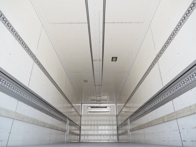 ギガ冷凍冷蔵車