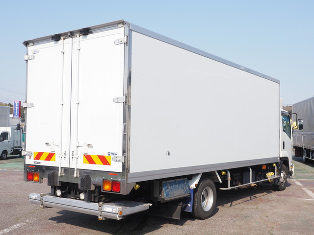 フォワード冷蔵冷凍車