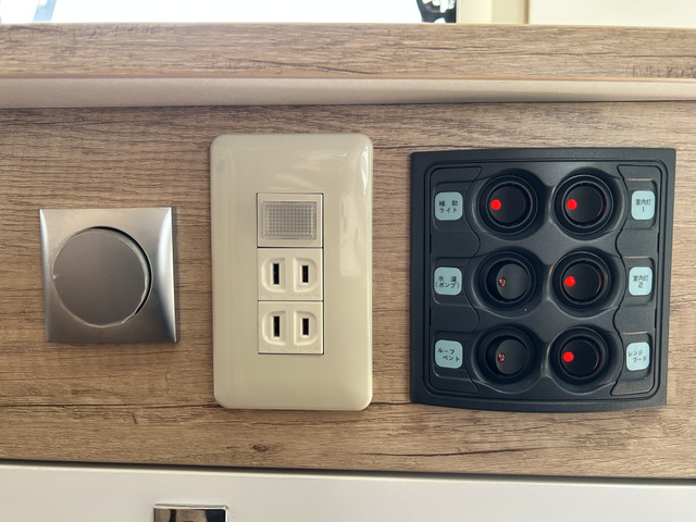 �e��Ɩ����͂�����̃X�C�b�`�ŊȒP�ɑ���ł��܂�!