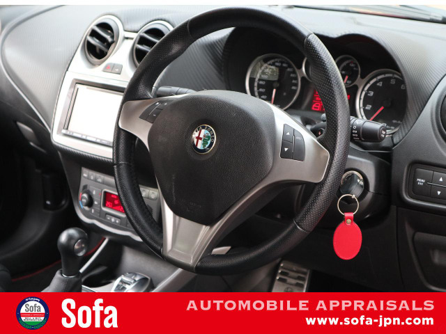 専用マルチファンクションレザーステアリング