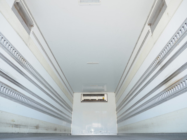 フォワード冷蔵冷凍車