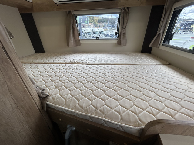 �Ō㕔�ɂ͏��W�x�b�h���������Ă��܂�!���@�́A193cm&times;120cm�Ƒ�l�񖼂��A�Q�\�ł�!