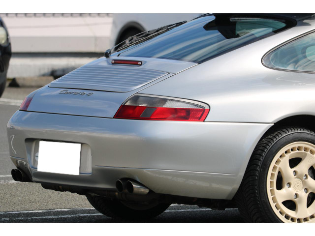 リアフェンダーの張り出しが美しい一枚。996らしい丸みのあるデザイン。