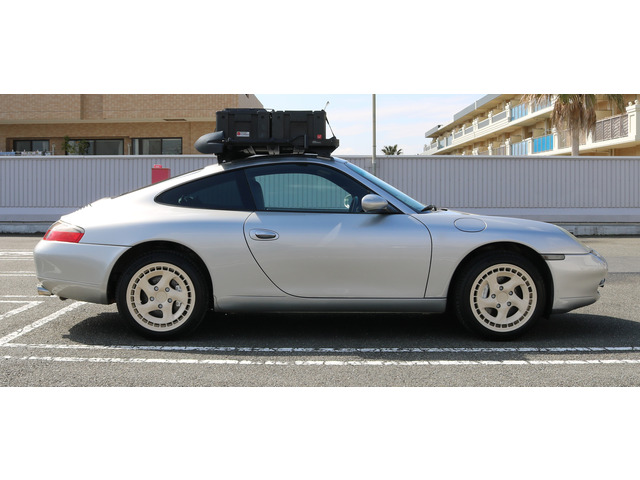 低すぎず高すぎない絶妙な車高設定。リフトアップスタイルの完成度の高さが伝わります(ルーフキャリアはイメージのため本体車両には付属しません)