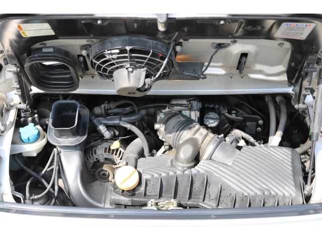 エンジンルームも良好な状態を維持しています。