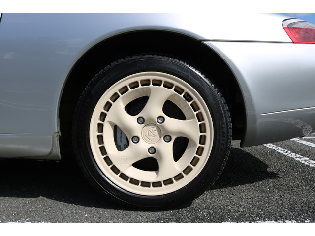 新品ユーロワイズホイール装着。リフトアップスタイルとの相性も良く、足元からしっかりと仕上がっています。