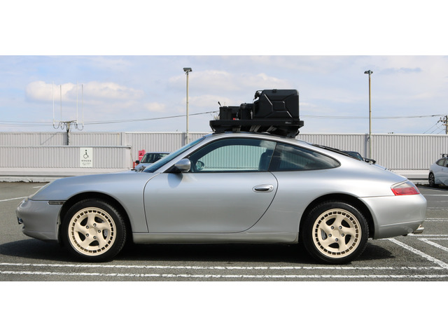 サイドからのシルエットも美しく、リフトアップによる絶妙なバランスが際立ちます。(ルーフキャリアはイメージのため本体車両には付属しません)