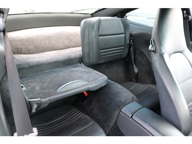 リアシートは分割可能で、用途に応じてアレンジできる使い勝手の良い仕様です。