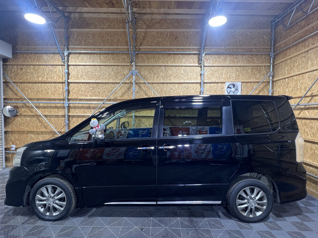 ヴォクシー2.0 ZS 煌III 4WD