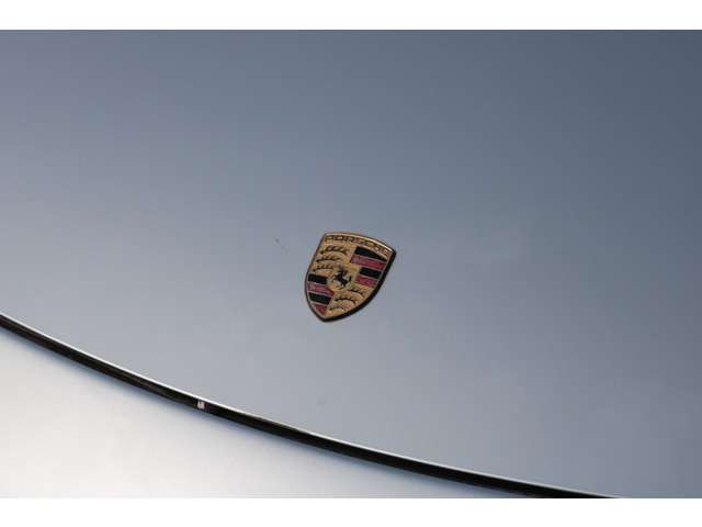 フロントに輝くポルシェクレスト。ブランドの歴史と存在感を感じさせるポイントです。