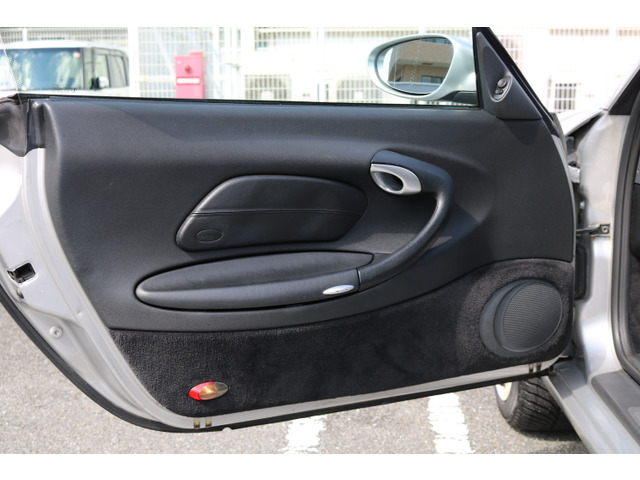 運転席ドア内張り。使用感少なく良好な状態です。