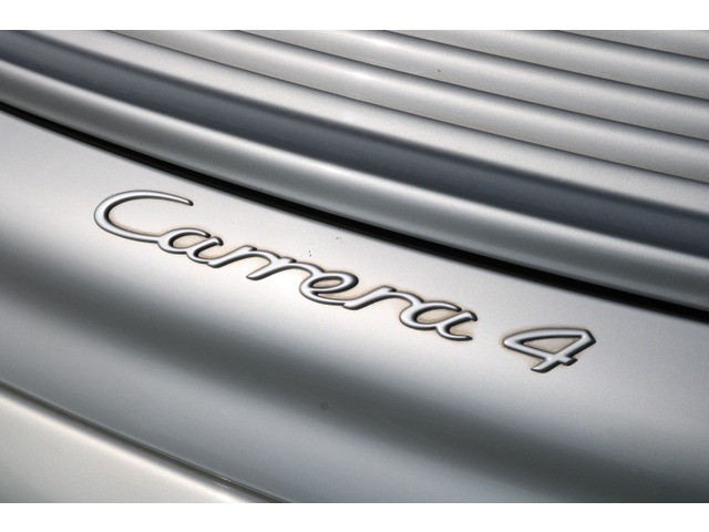 「Carrera 4」エンブレム。4WDによる安定した走行性能も魅力です。